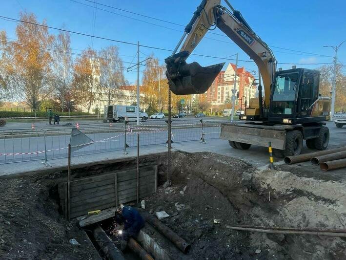 На Зарайской прорвало теплотрассу, калининградцев просят не переживать за перерытый асфальт - Новости Калининграда | Фото: МП «Калининградтеплосеть»