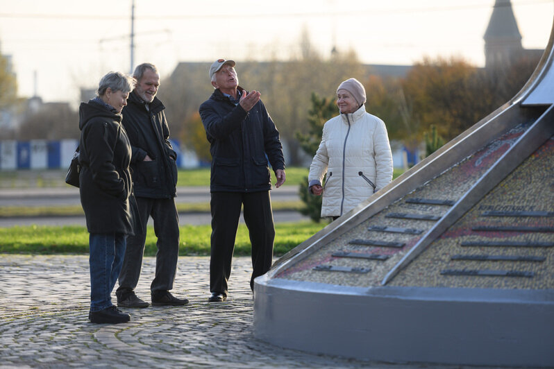 Кропотливую и сложную работу взяли на себя эксперт по культурному наследию Евгений Мосиенко, художник и скульптор Тая Казанцева, мозаичисты Павел Савельев и Богдан Лавриненко. | Фото: Александр Мелехов