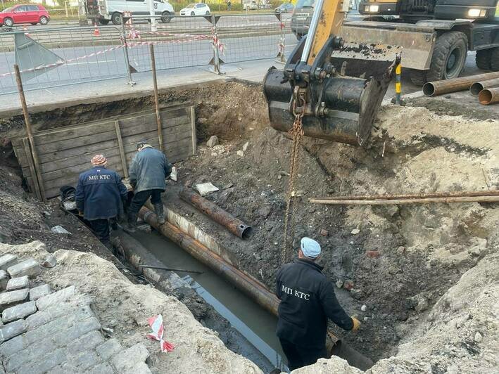 На Зарайской прорвало теплотрассу, калининградцев просят не переживать за перерытый асфальт - Новости Калининграда | Фото: МП «Калининградтеплосеть»