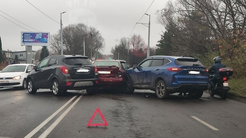 «Не можем проехать уже полтора часа»: в Калининграде на Суворова из-за двух ДТП образовалась пробка в 5 км - Новости Калининграда | Фото очевидцев