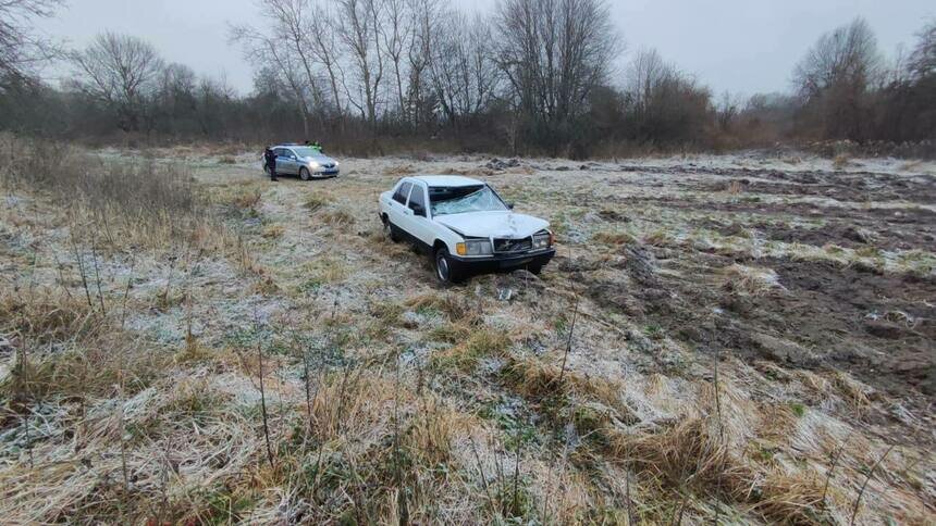 Водитель бросил машину в поле, сняв с неё номера | Фото: ГАИ региона
