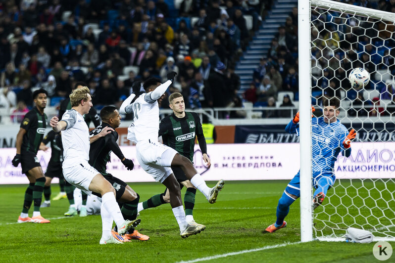 Как чемпион бегал от «Балтики» и тянул время: фоторепортаж с матча - Новости Калининграда | Фото: Александр Подгорчук / «Клопс»