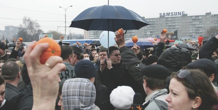 В январе 2010 года калининградцы вышли на митинг протеста с мандаринами в руках | Фото: архив &quot;СК&quot;
