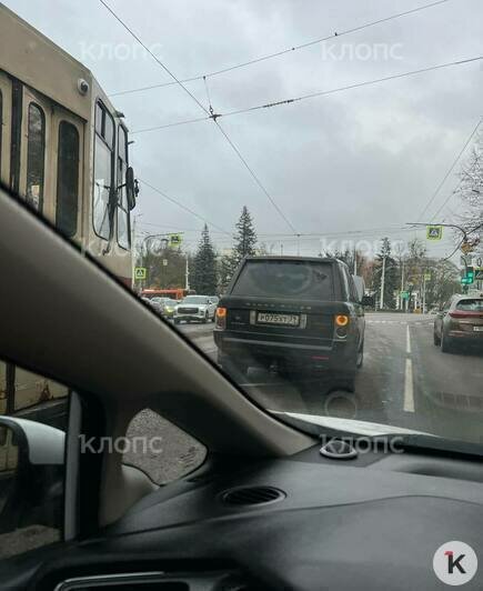 На проспекте Мира из-за застрявшей на путях неисправной машины встали трамваи (обновлено) - Новости Калининграда | Фото: очевидец