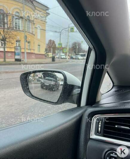 На проспекте Мира из-за застрявшей на путях неисправной машины встали трамваи (обновлено) - Новости Калининграда | Фото: очевидец