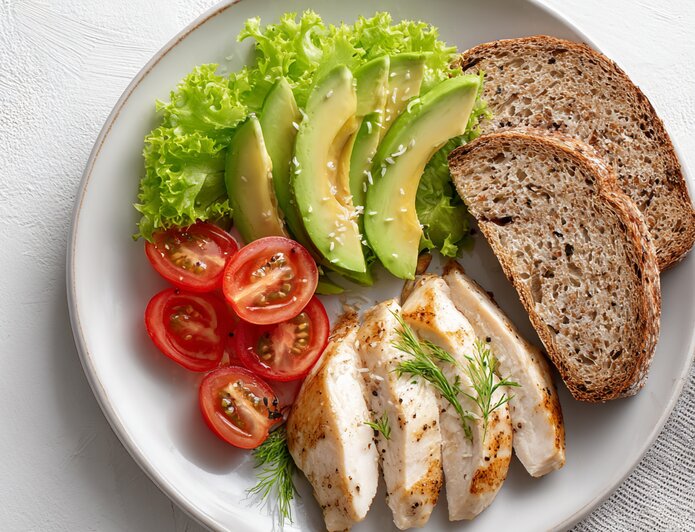 Завтрак: куриная грудка, авокадо, ржаной хлеб, помидор. Обед: рис, куриные голени, овощи гриль. Ужин: котлета, овощной салат. | Иллюстрация: Ксения Александрова / Midjourney