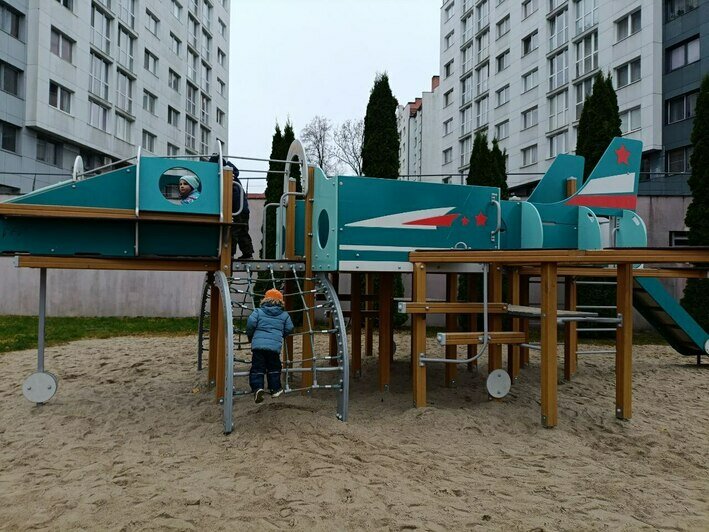 От летающей тарелки до брутальных стволов: 5 необычных детских площадок Калининграда (фоторепортаж)  - Новости Калининграда | Фото: «Клопс»