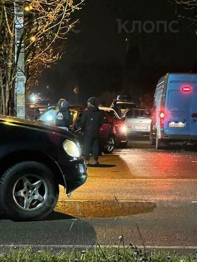 На Айвазовского фонарный столб устоял после того, как в него въехала легковушка - Новости Калининграда | Фото очевидцев
