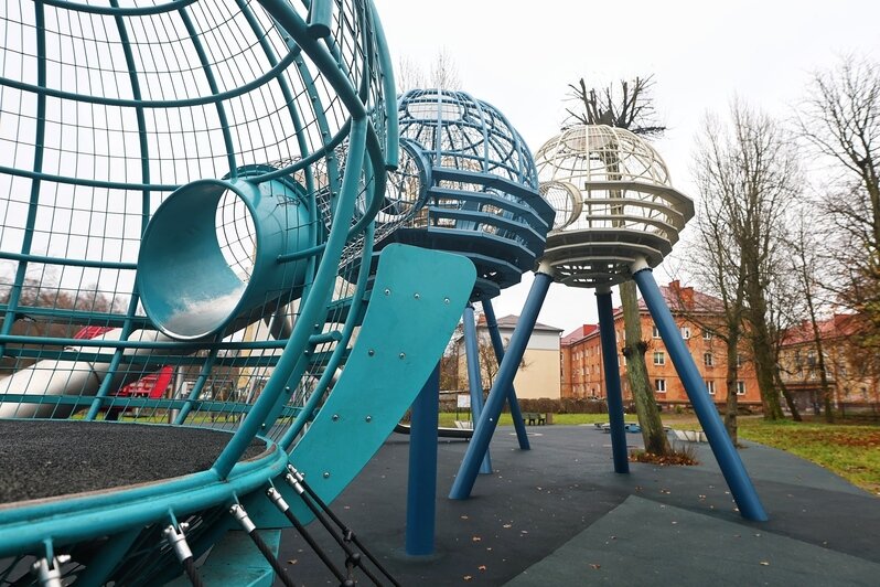 От летающей тарелки до брутальных стволов: 5 необычных детских площадок Калининграда (фоторепортаж)  - Новости Калининграда | Фото: Александр Подгорчук / «Клопс»