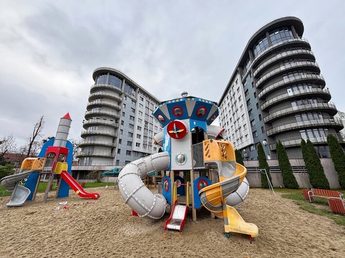 От летающей тарелки до брутальных стволов: 5 необычных детских площадок Калининграда (фоторепортаж)  - Новости Калининграда | Фото: «Клопс»