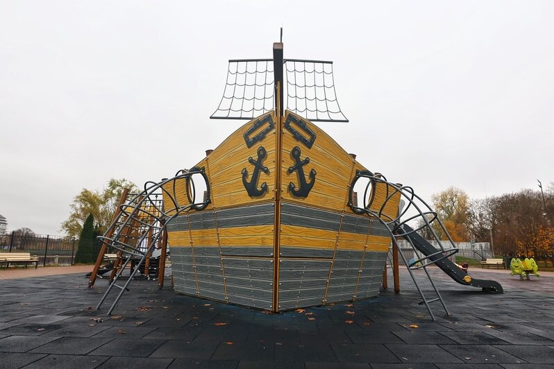 От летающей тарелки до брутальных стволов: 5 необычных детских площадок Калининграда (фоторепортаж)  - Новости Калининграда | Фото: Александр Подгорчук / «Клопс»