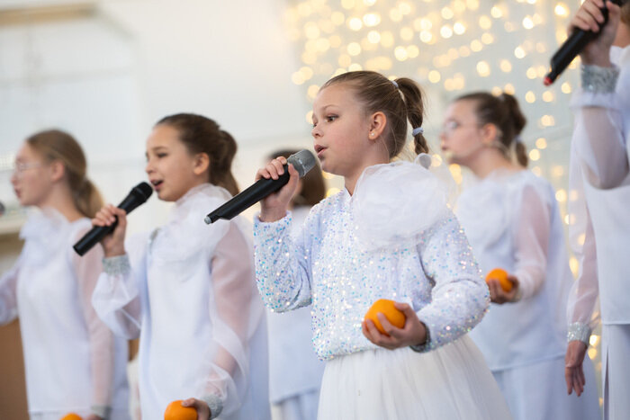 Детский ансамбль по традиции исполняет гимн марафона на церемонии открытия в Калининградском зоопарке. | Фото: Александр Мелехов