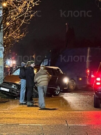 На Айвазовского фонарный столб устоял после того, как в него въехала легковушка - Новости Калининграда | Фото очевидцев
