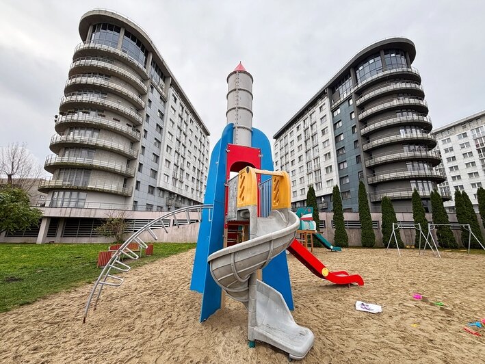 От летающей тарелки до брутальных стволов: 5 необычных детских площадок Калининграда (фоторепортаж)  - Новости Калининграда | Фото: «Клопс»