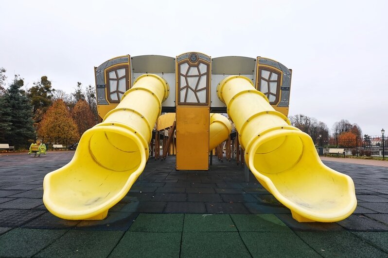 От летающей тарелки до брутальных стволов: 5 необычных детских площадок Калининграда (фоторепортаж)  - Новости Калининграда | Фото: Александр Подгорчук / «Клопс»