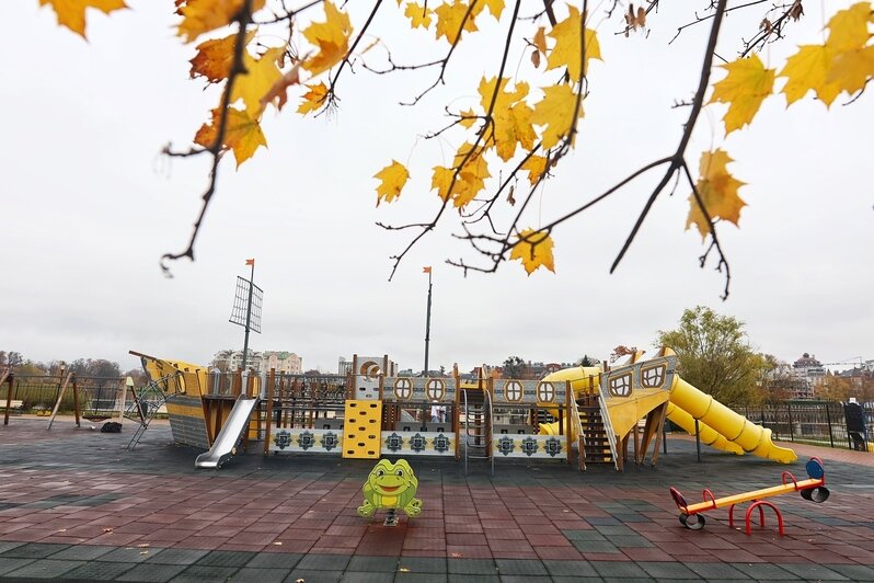От летающей тарелки до брутальных стволов: 5 необычных детских площадок Калининграда (фоторепортаж)  - Новости Калининграда | Фото: Александр Подгорчук / «Клопс»