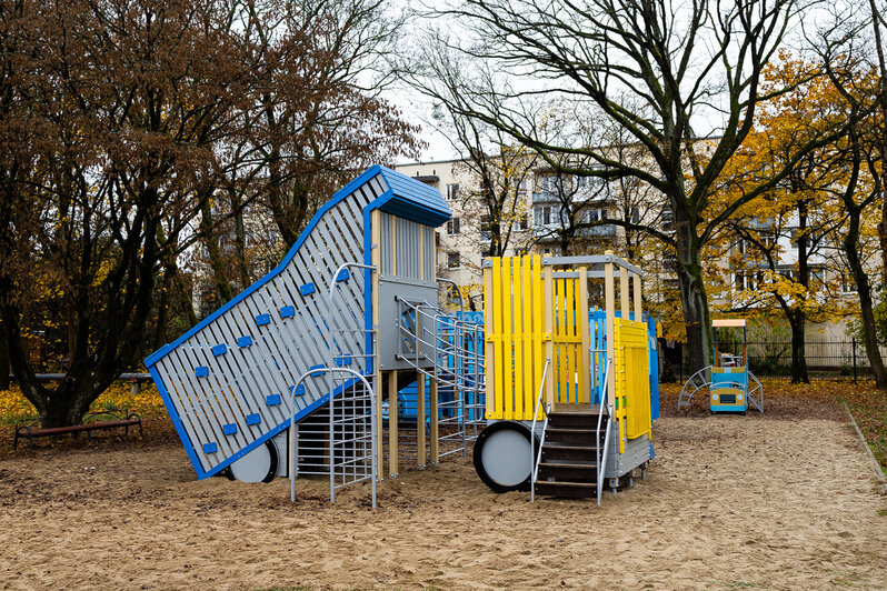 От летающей тарелки до брутальных стволов: 5 необычных детских площадок Калининграда (фоторепортаж)  - Новости Калининграда | Фото: «Клопс»