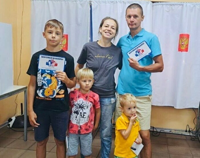 Муж Антон - военный, пока он в командировках, на Ольге дом и трое сыновей. | Фото: архив героя публикации