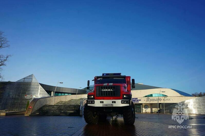 В театре эстрады «Янтарь-Холл» во время пожарно-тактических учений эвакуировали сто человек - Новости Калининграда | Фото: МЧС России