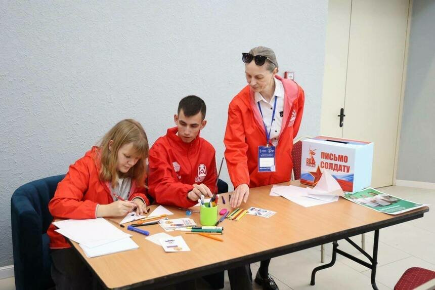 Традиционная акция стартовала в Доме искусств в День народного единства. Также можно написать письмо солдату и поздравление с Новым годом. | Фото: администрация Калининграда