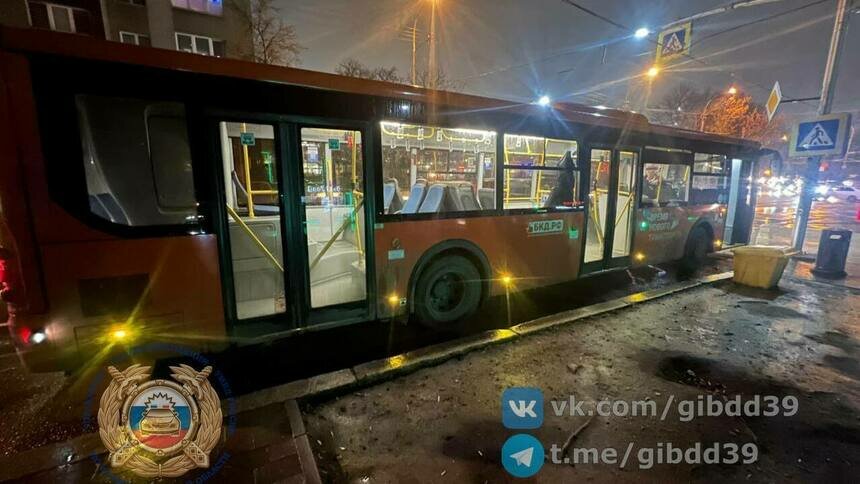 В Калининграде водитель автобуса не уберёг 84-летнюю пассажирку от падения в салоне - Новости Калининграда | Фото: ГАИ региона