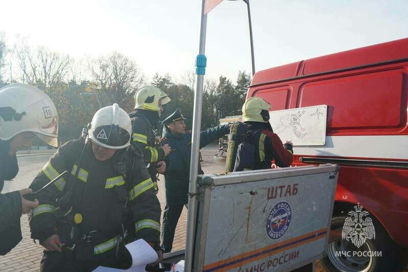 В театре эстрады «Янтарь-Холл» во время пожарно-тактических учений эвакуировали сто человек - Новости Калининграда | Фото: МЧС России