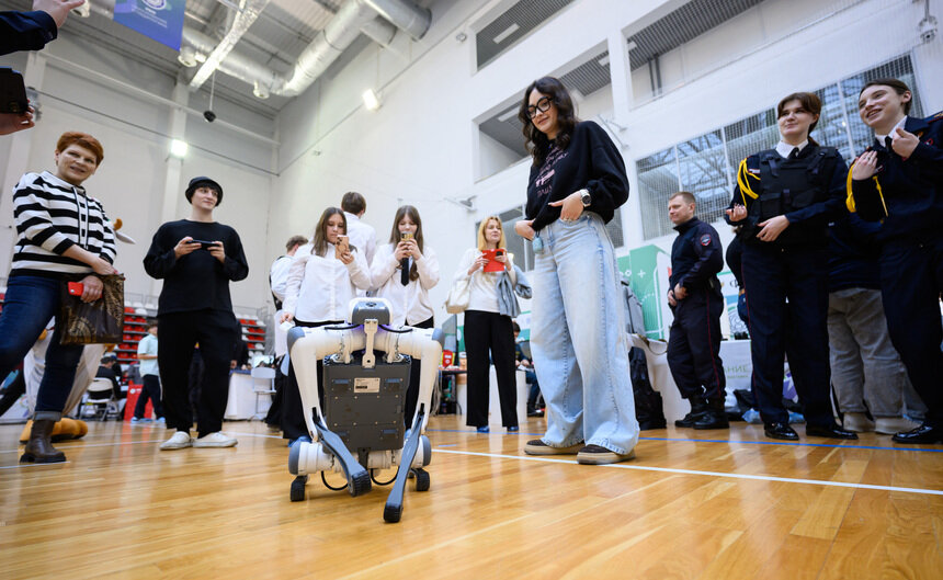 За три дня выставку посетили около 5 тысяч школьников Калининградской области. | Фото: Александр Мелехов