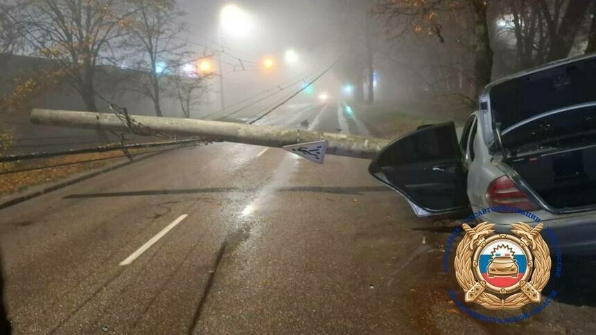 На Советском проспекте седан снёс бетонный столб, который перегородил три полосы - Новости Калининграда | Фото: Госавтоинспекция Калининградской области