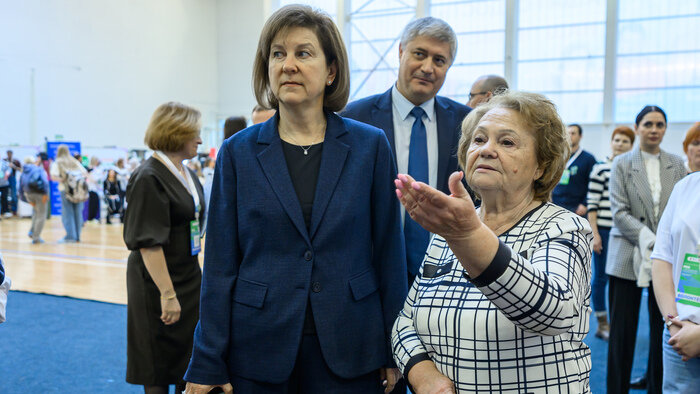 Министр образования Светлана Трусенева внимательно осмотрела стенды профессиональных учреждений нашей области | Фото: Александр Мелехов