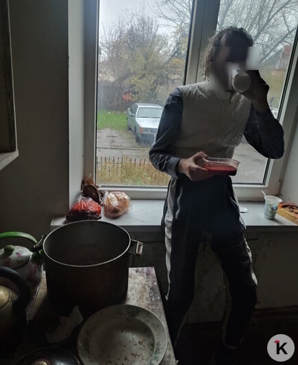«Так и сидит в темноте один»: городские власти готовы вступиться за беспомощного голодающего калининградца   - Новости Калининграда | Ирина принесла Мише борщ, который заказали ему читатели «Клопс»