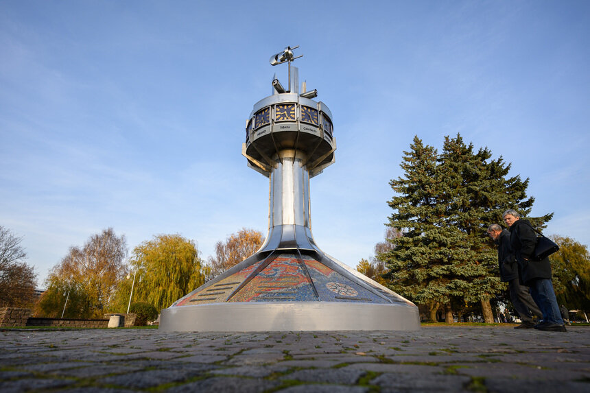 Знаменитые часы в в сквере возле Нижнего озера снова идут. | Фото: Александр Мелехов