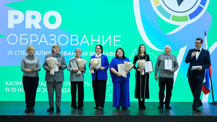 Министр социальной политики Анжелика Майстер вручила благодарности губернатора преподавателям колледжей | Фото: Александр Мелехов