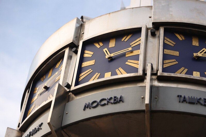 В Калининграде закончили ремонтировать уникальный памятник времён СССР: как изменились «Мировые часы» (фото) - Новости Калининграда | Фото: глава администрации Калининграда Елена Дятлова 