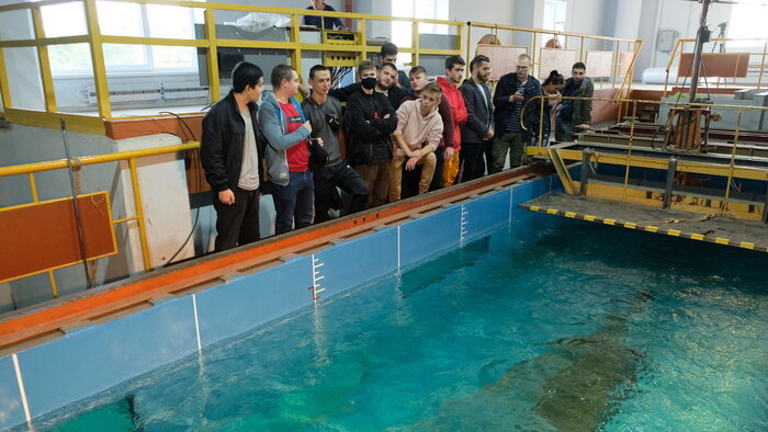 Студенты КГТУ наблюдают за работой сетей в уникальном гидролотке. | Фото: «Фишеринг сервис»