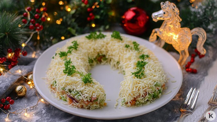 Домохозяйки поделились рецептом салата, который стоит запомнить и повторить на Новый год  - Новости Калининграда | Иллюстрация: Ксения Александрова / «Клопс»