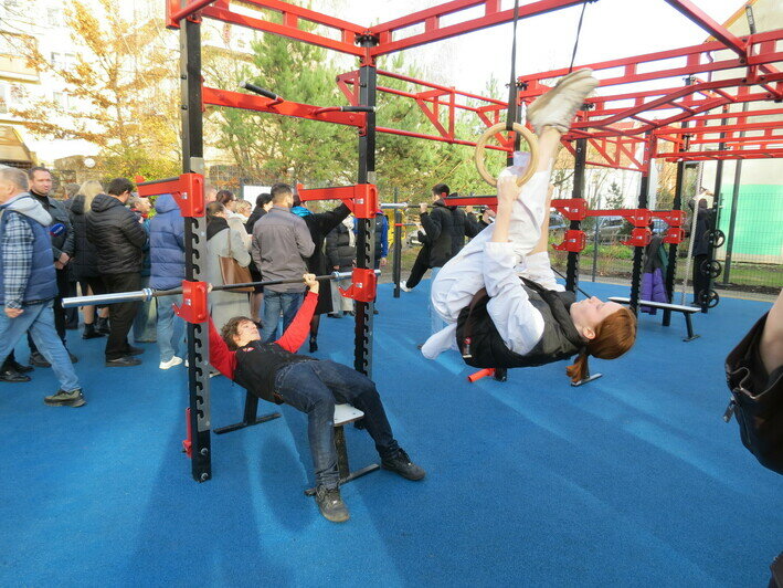 На открытие площадки пригласили воспитанников школы спортивных единоборств, их педагогов и родителей, жителей микрорайона. | Фото: «СК»