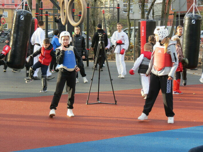 На открытие площадки пригласили воспитанников школы спортивных единоборств, их педагогов и родителей, жителей микрорайона. | Фото: «СК»