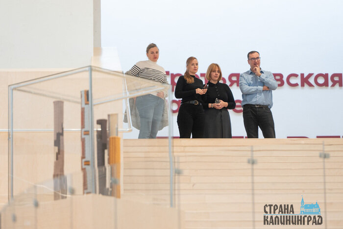 Размещение выставки на лестнице также неслучайно. | Фото: Александр Мелехов