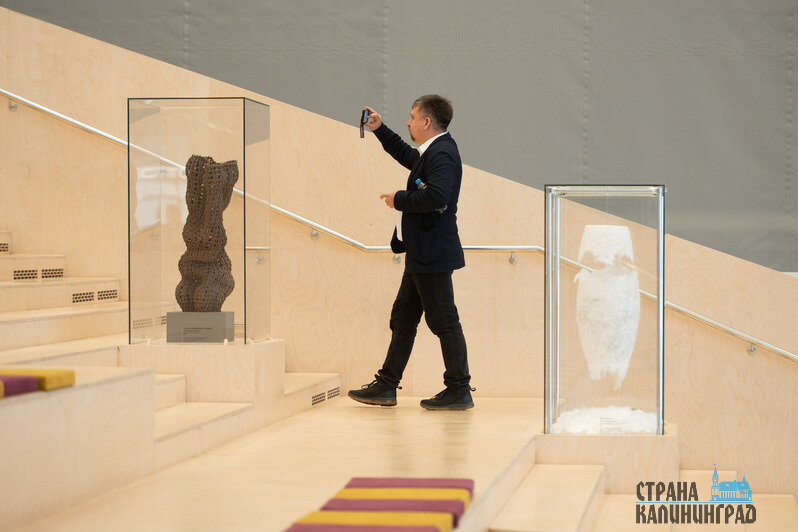 Современное искусство в атриуме: в калининградской Третьяковке открылась выставка «Другой текстиль» | Фото: Александр Мелехов