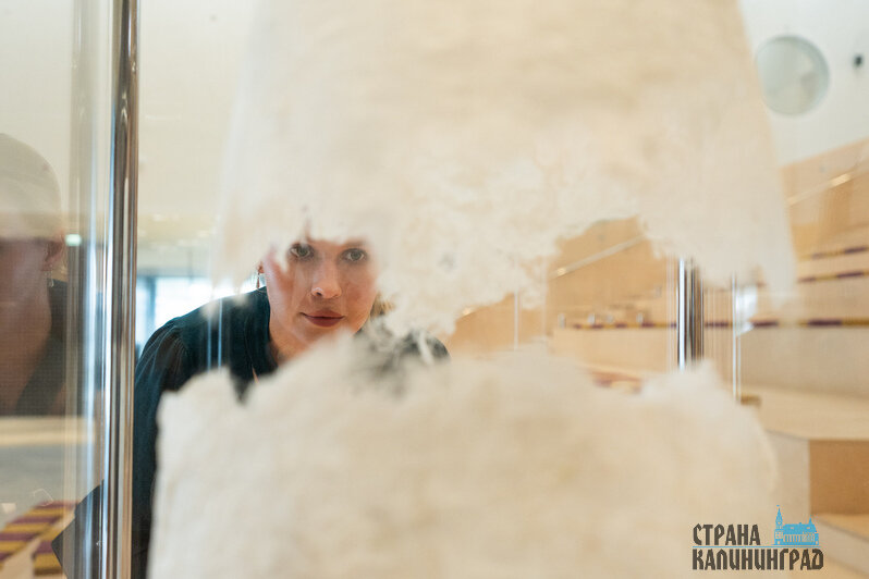 Современное искусство в атриуме: в калининградской Третьяковке открылась выставка «Другой текстиль» | Фото: Александр Мелехов