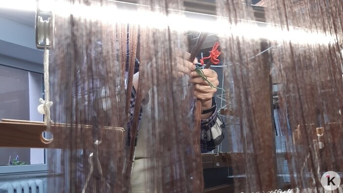 Почти 800 нитей, ширина заправки ~65 см, каждая заправляется отдельно в свою петлю и затем в щель бёрда | Фото: Татьяна Кузьминова