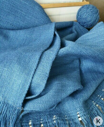 Цвет первой накидки изначально был не таким ярким, её пришлось окрашивать | Фото: Татьяна Кузьминова