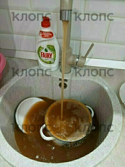 В Немане несколько дней из кранов идёт ржавая вода (видео)   - Новости Калининграда