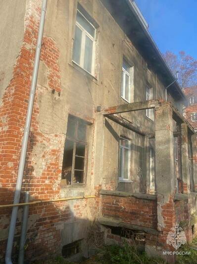 В Черняховске на втором переулке Победы горели бытовые отходы - Новости Калининграда | Фото: МЧС