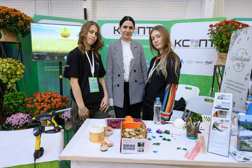 Заместитель директора КСиПТ Анна Насреддинова (в центре) со студентами направления «ландшафтный дизайн». | Фото: Александр Мелехов