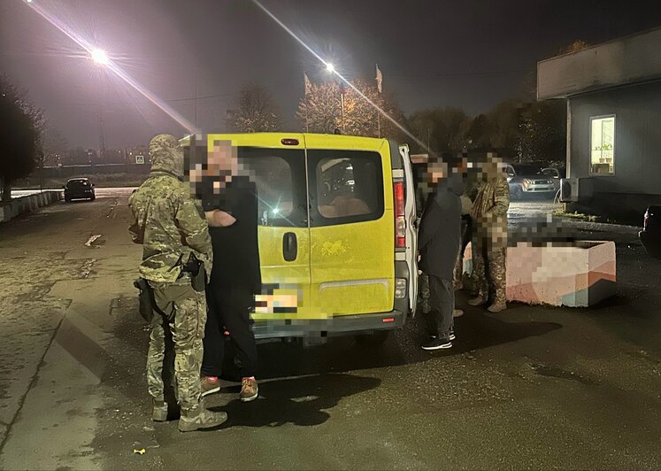 Трое работников калининградской рыболовецкой компании попытались умыкнуть 217 кг скумбрии и селёдки  - Новости Калининграда | Фото: Западное ЛУ МВД России на транспорте