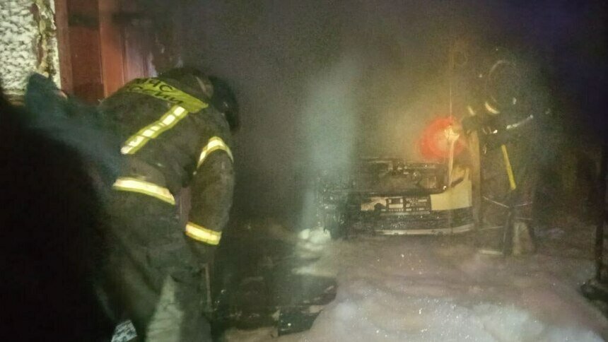 В Калининграде на Узловой загорелся гараж со Škoda, ремонтировавший авто мужчина получил ожоги - Новости Калининграда | Фото: пресс-служба МЧС по Калининградской области