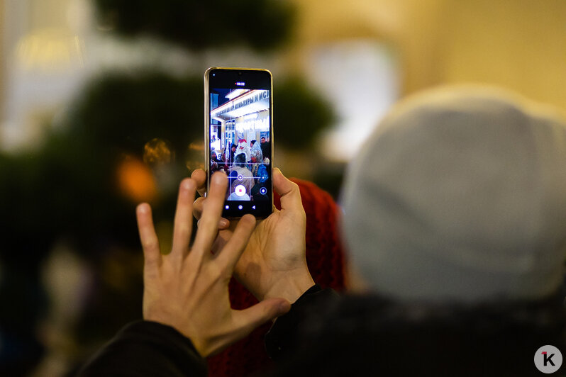 В Зеленоградске парад в честь Деда Мороза собрал толпы зрителей (фоторепортаж) - Новости Калининграда | Фото: Александр Подгорчук / «Клопс»