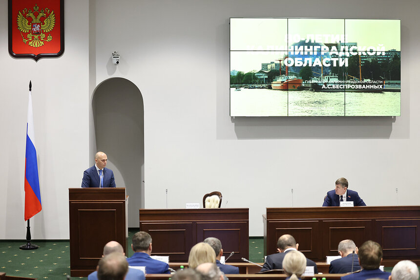 Проект бюджета депутатам представил губернатор Алексей Беспрозванных. | Фото: правительство Калининградской области