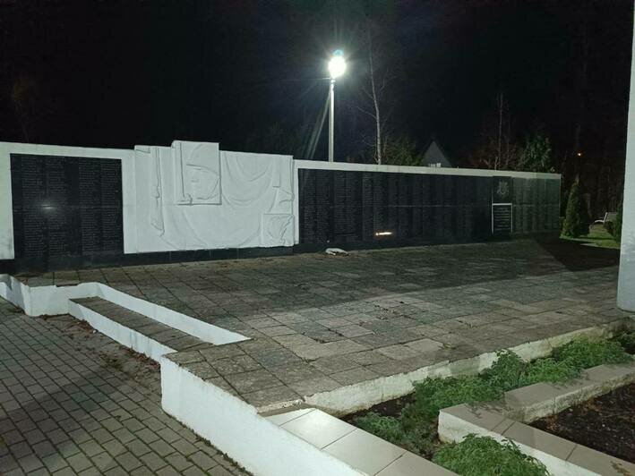 Администрация Гурьевского округа осмотрела мемориальный комплекс, который подвергся акту вандализма - Новости Калининграда | Фото: администрация Гурьевска